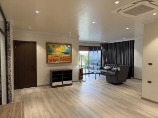 Spacious Private Suite - Central Ba Dinh Vacation rental in Hanoi