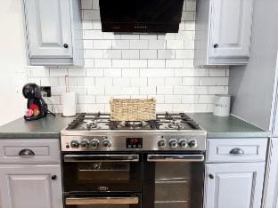 Queen’s Retreat: Chic 3-Bed, Sleeps 6, Parking x2 Vacation rental in Lincoln