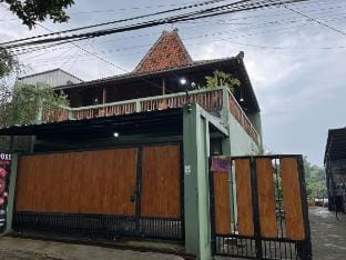 Villa Murah Joglo Sariwangi Vacation rental in Parongpong