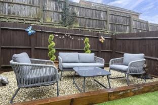 Modern 4 Bed Home With Parking Close To Town Vacation rental in Cheltenham