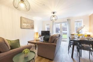 Modern 4 Bed Home With Parking Close To Town Vacation rental in Cheltenham