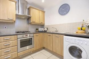 Modern 4 Bed Home With Parking Close To Town Vacation rental in Cheltenham