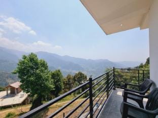 Dalhousie Hideaway 2BR-FF Homestay by Homeyhuts_1 Vacation rental in Himachal Pradesh