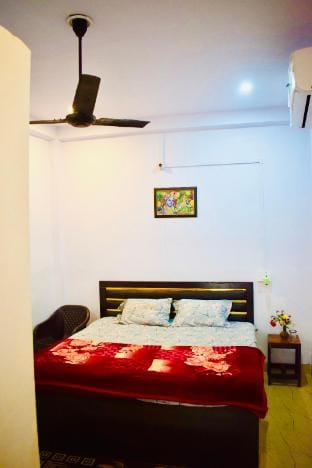 Radha krishna paying guest house Vacation rental in Uttar Pradesh
