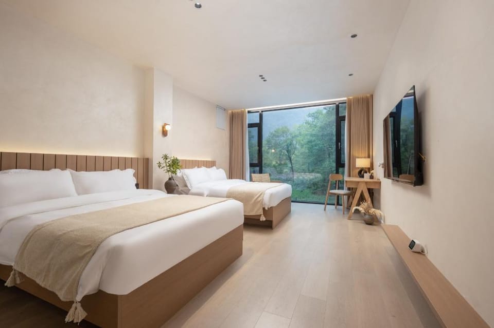 Floral Lux Hotel·Like your hotel (Jingxian Ink Painting Tingxi Scenic Area Branch) Hotel in Hangzhou