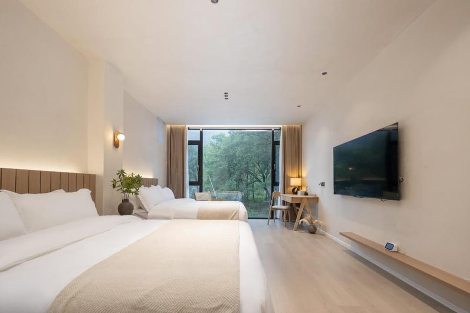 Floral Lux Hotel·Like your hotel (Jingxian Ink Painting Tingxi Scenic Area Branch) Hotel in Hangzhou