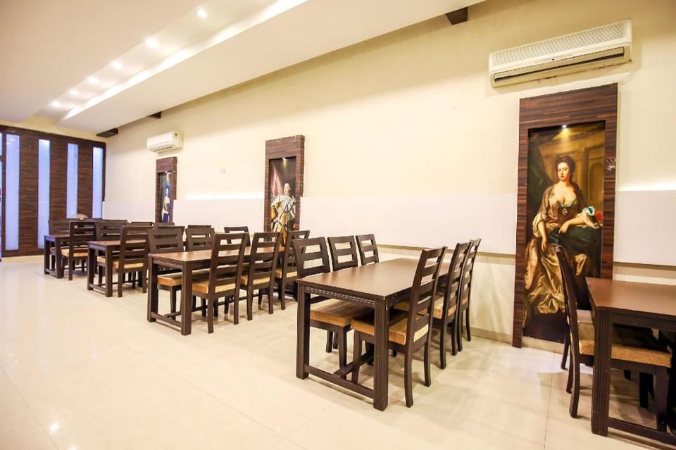 Hotel O by OYO MM Yellowuds Hotel in Punjab, India