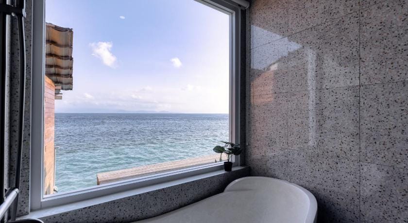 Hoomah Beachfront Hotel in Nusapenida