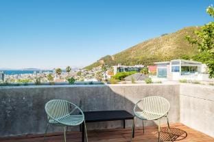 Elegant Fresnaye Ocean View 4bed Nerine Manor Villa in Sea Point