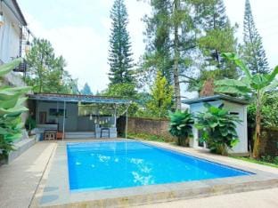 Villa kayu kabita by ls kolam renang biliyar Villa in Cisarua