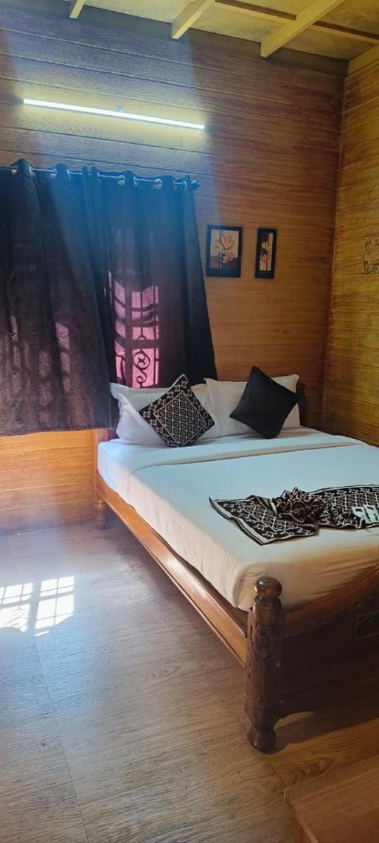 Couple Rooms On Budget Yercaud Hotel in Tamil Nadu