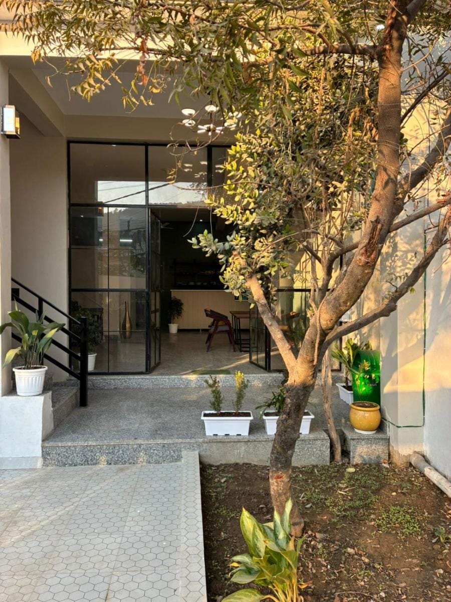 Casa Garden homestay - Low AQI hill view stay for peace - Aamwala dehradun Bed and Breakfast in Dehradun