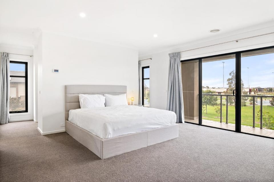 Spacious 5-Bed Home in Peaceful Point Cook Vacation rental in Melbourne