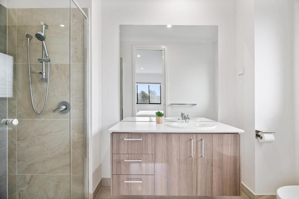 Spacious 5-Bed Home in Peaceful Point Cook Vacation rental in Melbourne