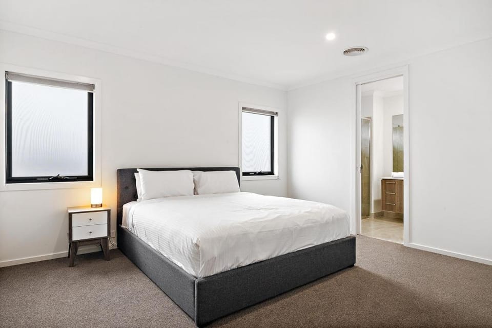 Spacious 5-Bed Home in Peaceful Point Cook Vacation rental in Melbourne