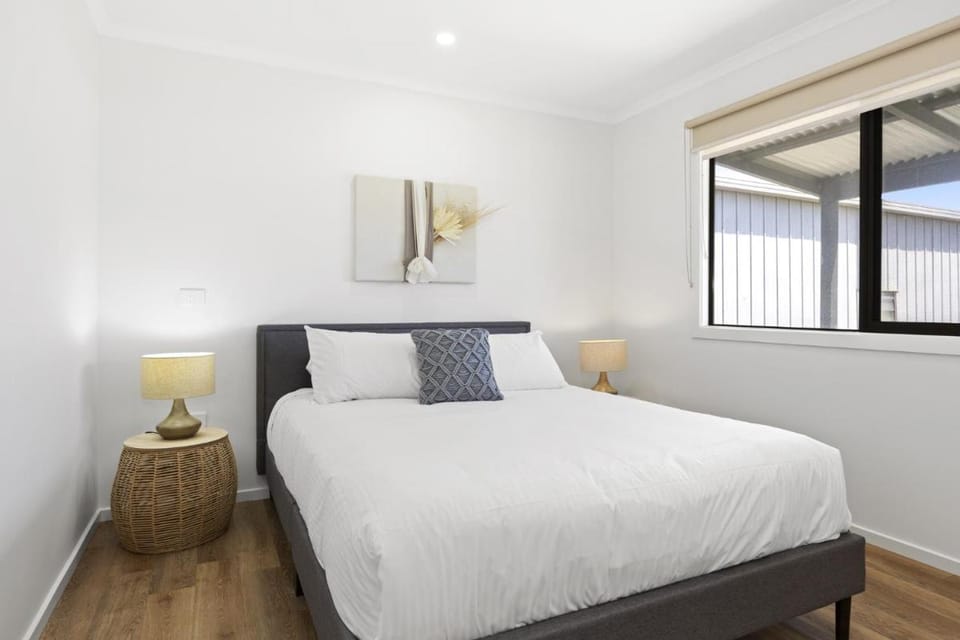 Spacious 2-Bedroom with Private Parking Access Apartment in Portarlington