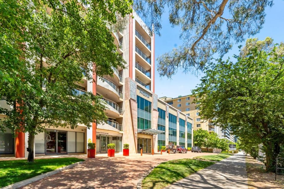 Central Apartment with Underground Parking Apartment in Canberra