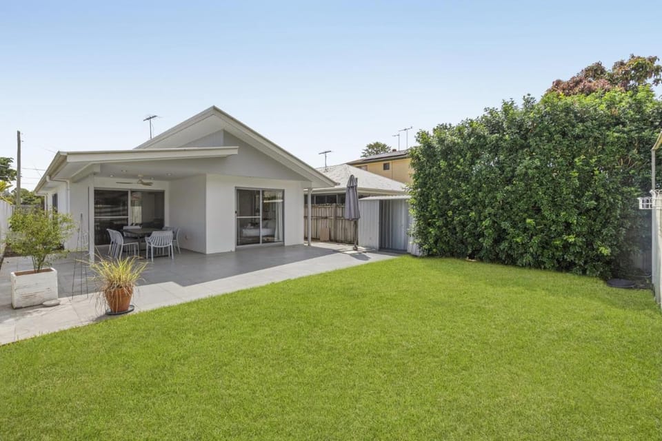 Spacious 4-Bed House with Secure Parking Vacation rental in Brisbane
