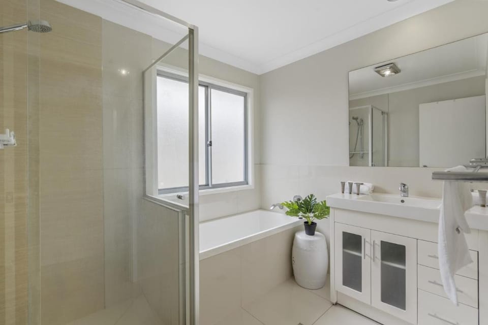 Spacious 4-Bed House with Secure Parking Vacation rental in Brisbane