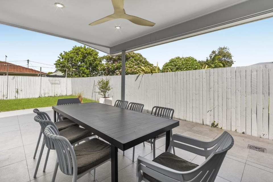 Spacious 4-Bed House with Secure Parking Vacation rental in Brisbane