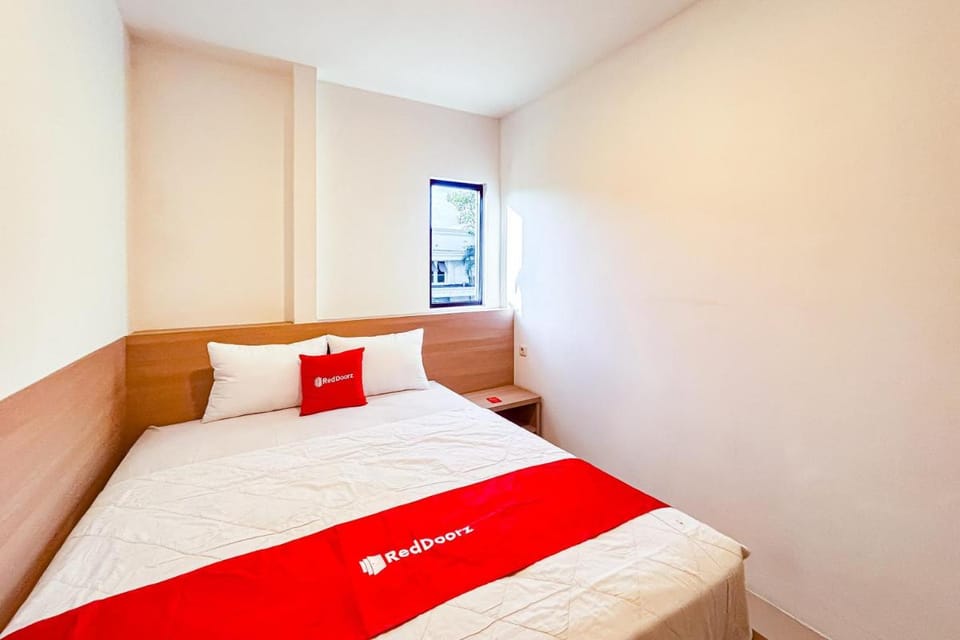 RedDoorz near Exit Toll PIK 2 Hotel in West Java