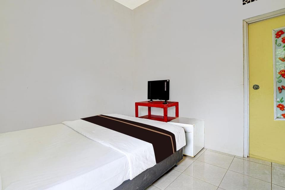 OYO 95065 Villa Ade Hotel in Cisarua