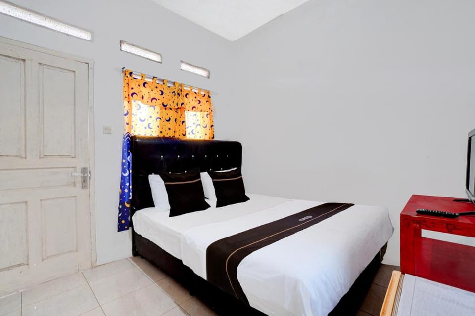 OYO 95065 Villa Ade Hotel in Cisarua