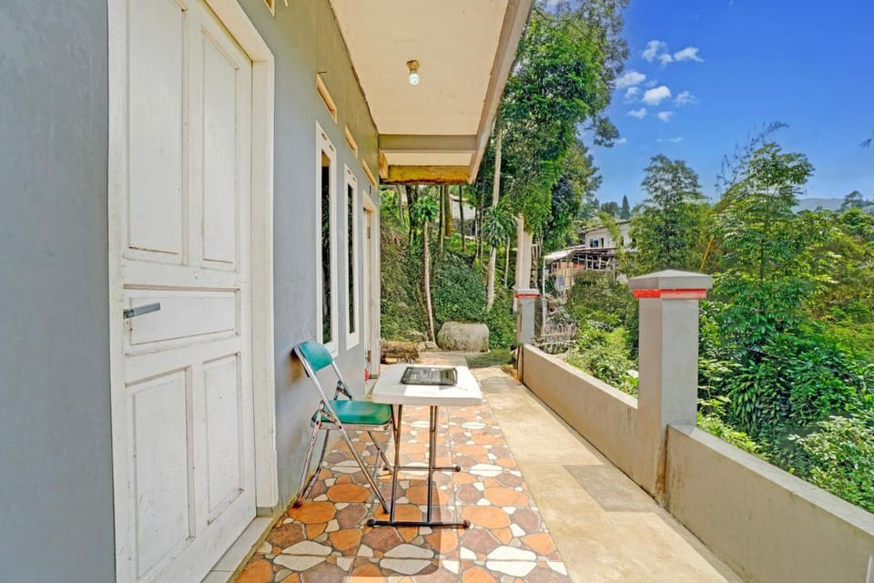 OYO 95065 Villa Ade Hotel in Cisarua