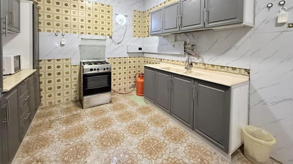 Two rooms, a hall and a kitchen near Alharam (4) Hotel in Medina