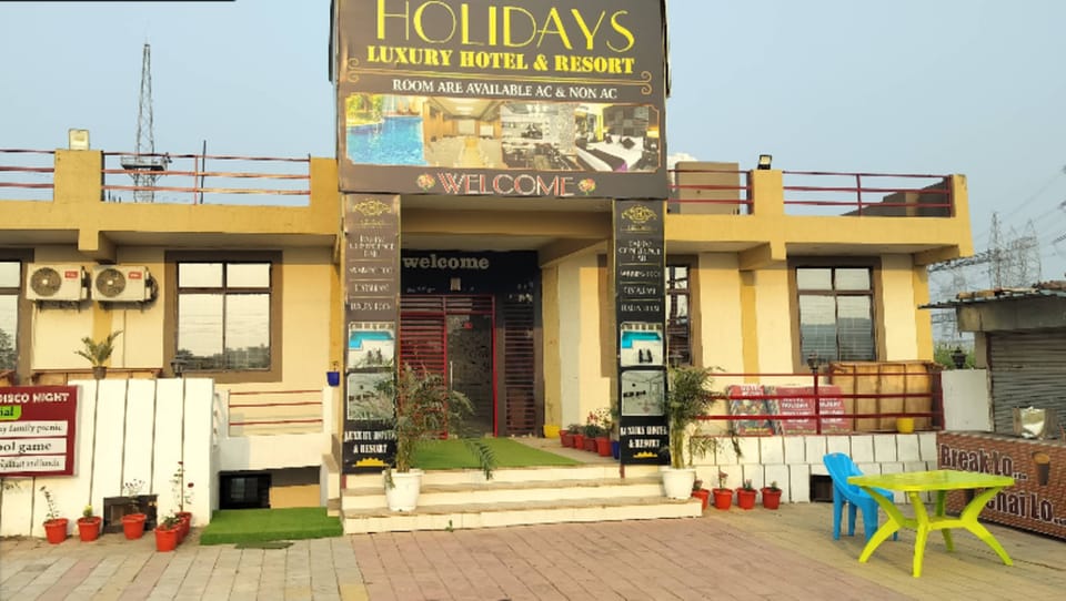 Holidays Luxury Hotel & Resort Hotel in Uttar Pradesh