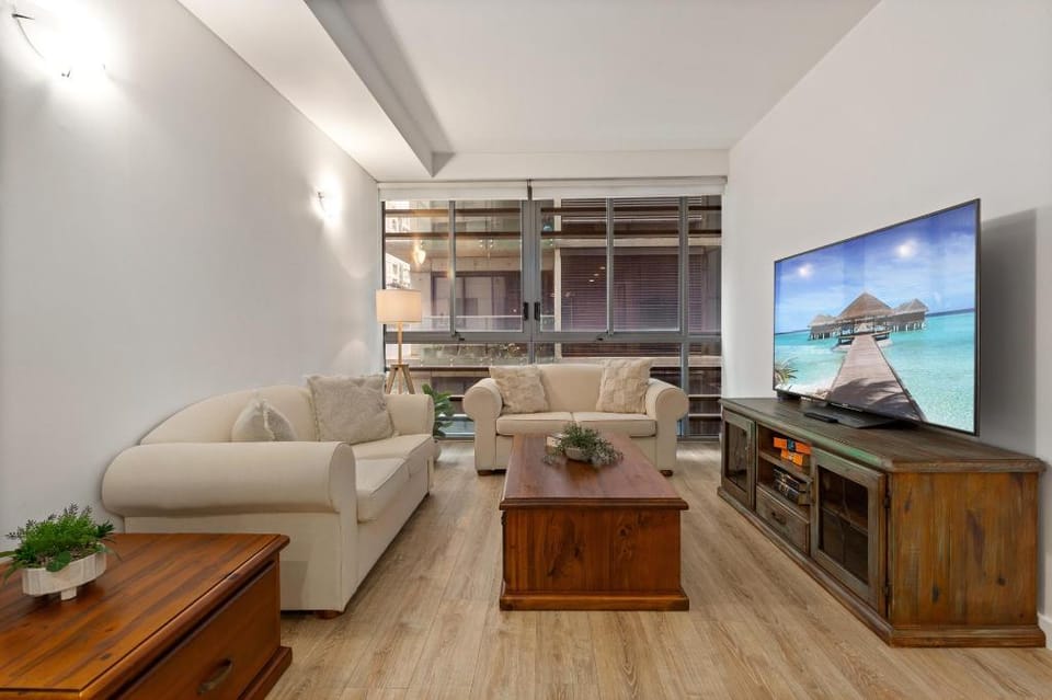 Modern CBD Aparment, Workspace, Fast WiFi and Pool Vacation rental in Surry Hills