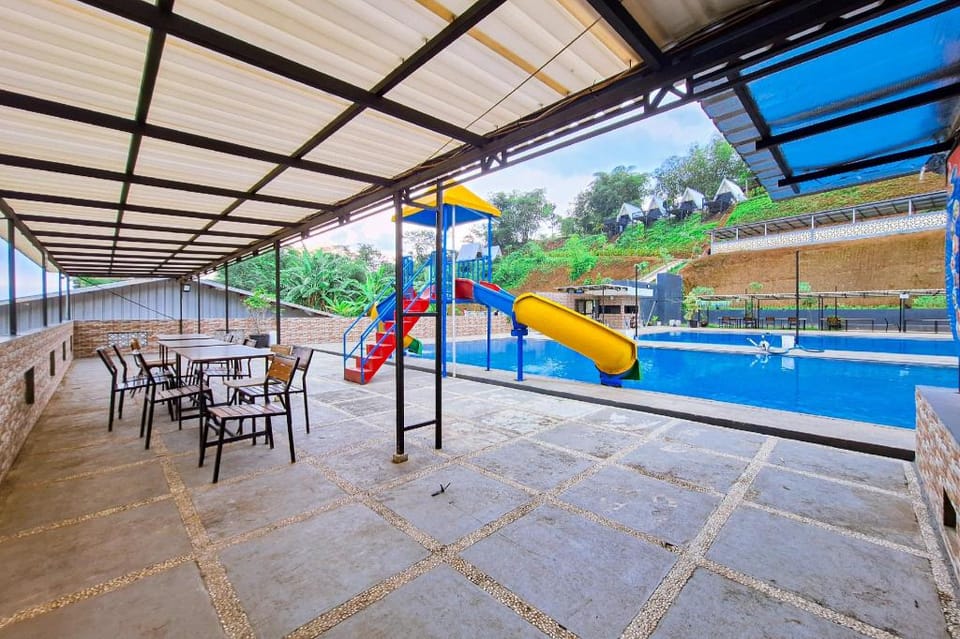 RedDoorz @ Rosa Glamping And Pool Ciparay Hotel in West Java