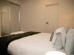 Clayton Luxe Retreat- Elegant 2 BDR with Balcony Apartment in City of Monash
