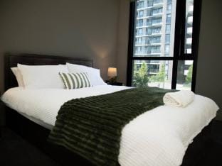 Clayton Luxe Retreat- Elegant 2 BDR with Balcony Apartment in City of Monash