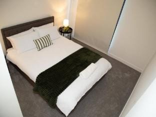 Clayton Luxe Retreat- Elegant 2 BDR with Balcony Apartment in City of Monash