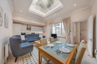Bright & Modern Mayfair One-Bedroom Flat Apartment in City of Westminster