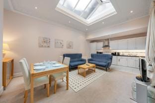 Bright & Modern Mayfair One-Bedroom Flat Apartment in City of Westminster