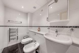 Classic Mayfair One-Bedroom with Patio Apartment in City of Westminster