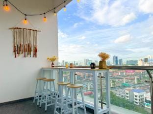 Cozy Huge Balcony Apartment Skypod Puchong Apartment in Subang Jaya