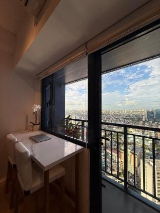 Stunning 41F Skyline View • Relaxing City Escape Apartment in Makati