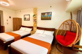 Relaxing Escape • 2 Beds•Rattan Chair•65” Smart TV Apartment in Makati