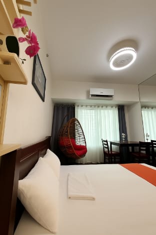Relaxing Escape • 2 Beds•Rattan Chair•65” Smart TV Apartment in Makati
