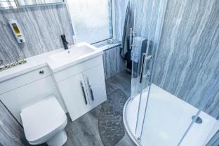 Modern Birkby Lodge Townhouse 2-3 bedroom options Apartment in Huddersfield