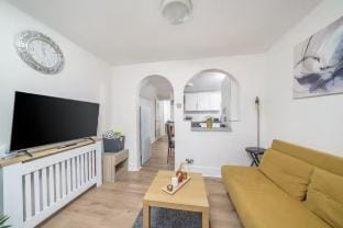 Family-Friendly 2BR | London N22 | Sleeps 6 Apartment in London