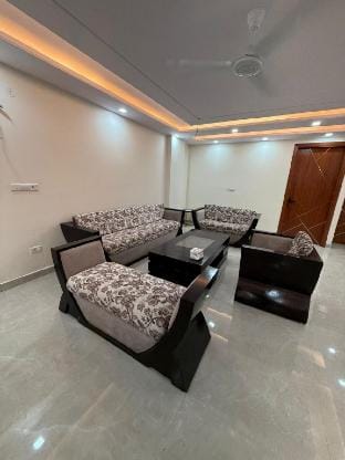 Stella Party house- Near Yashoobhomi  Apartment in New Delhi