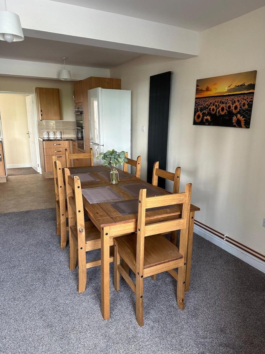 Yellow Sunflowers Flat In Stroud Apartment in Stroud