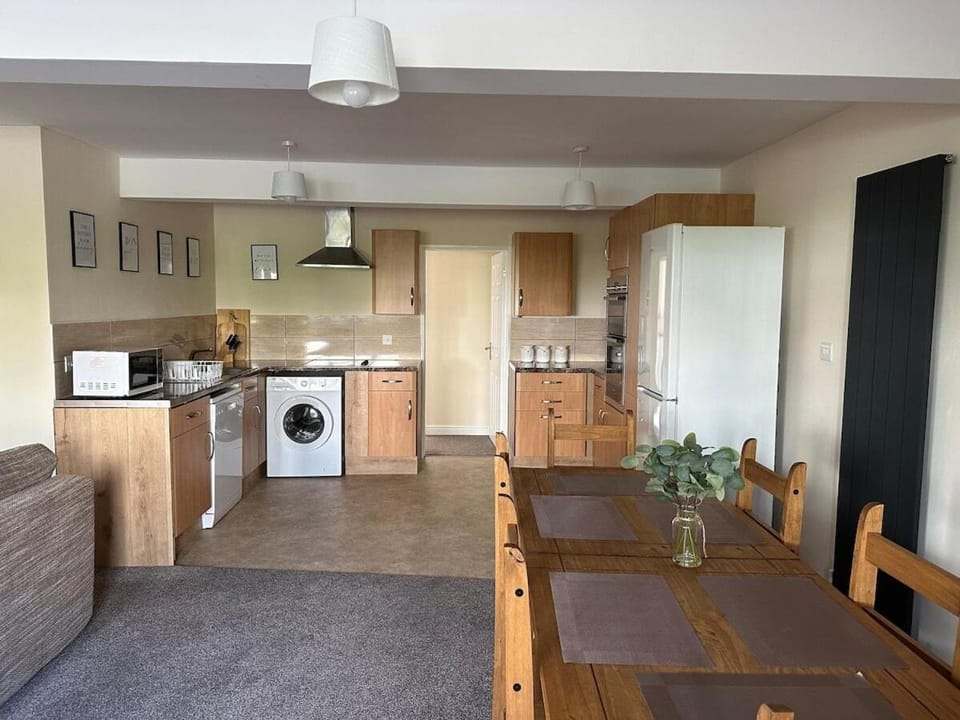 Yellow Sunflowers Flat In Stroud Apartment in Stroud
