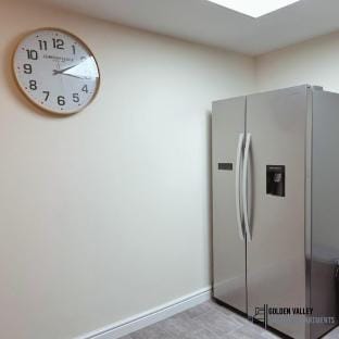 Modern & Spacious Flat with Balcony Views Apartment in Stroud