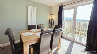 Modern & Spacious Flat with Balcony Views Apartment in Stroud