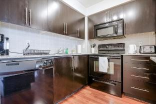 Modern 2BR/2BA Condo|Walk to SquareOne+Free Parkng Apartment in Beijing
